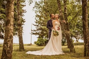 Brautpaar zwischen Bäumen